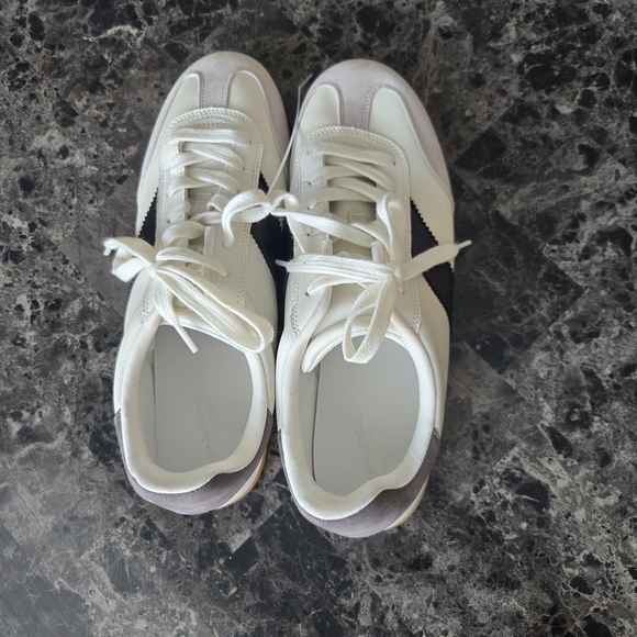 Universal Thread White and Black Sneakers with Tan Sole - Picture 6 of 8